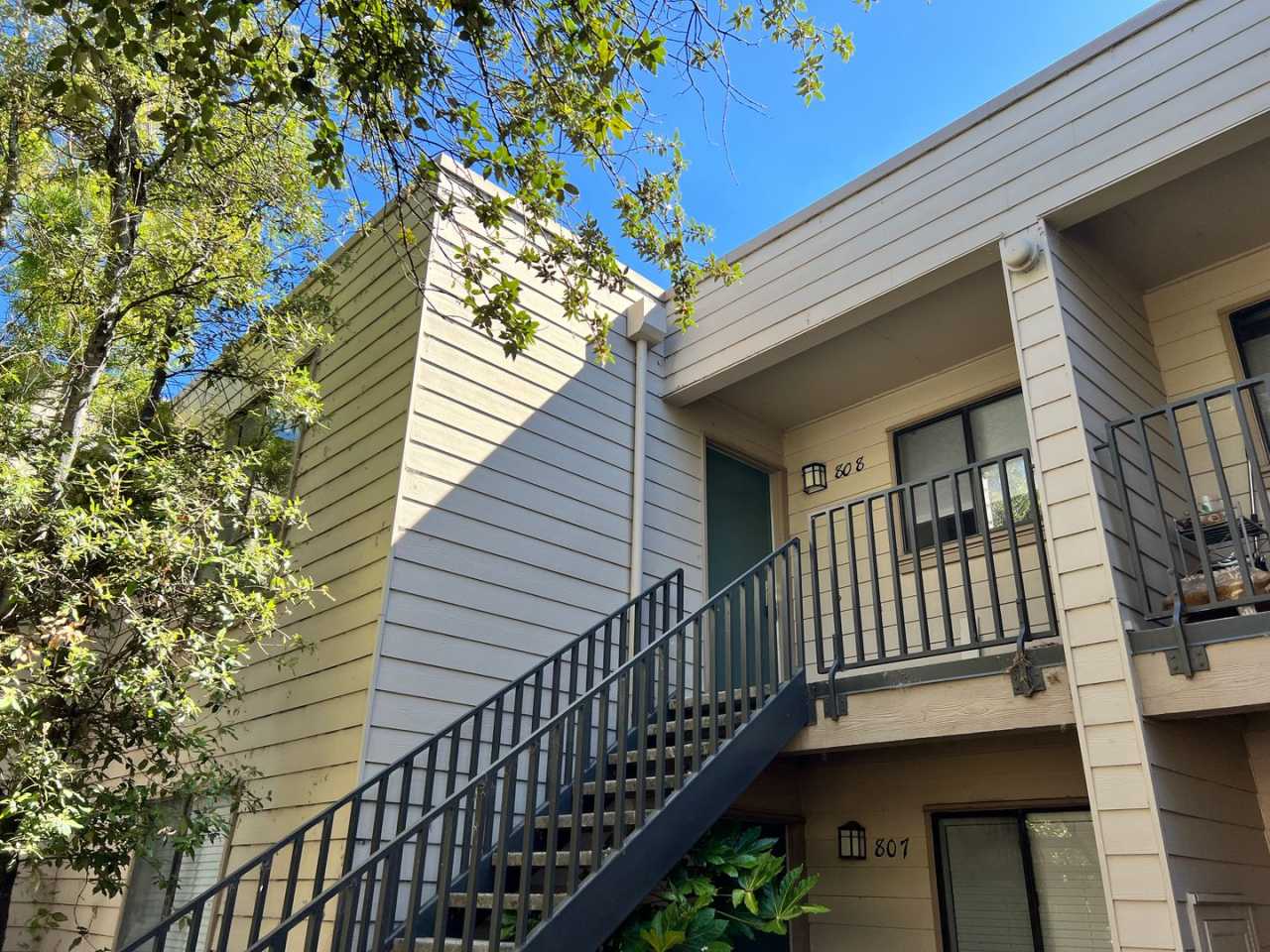 TWO BEDROOM / TWO BATH UPDATED UPPER UNIT CONDO IN SPYGLASS