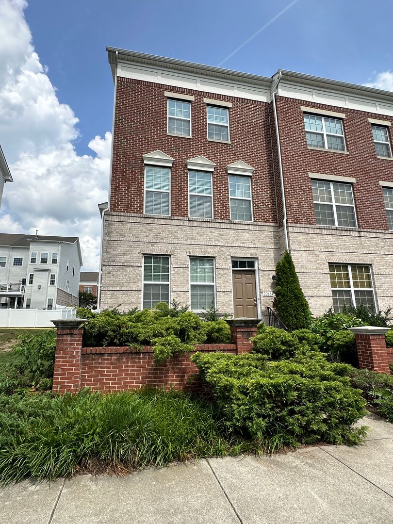 MOVE-IN SPECIAL! Beautiful 4-Bed, 3.5-Bath End Unit Townhome in Brambleton Community