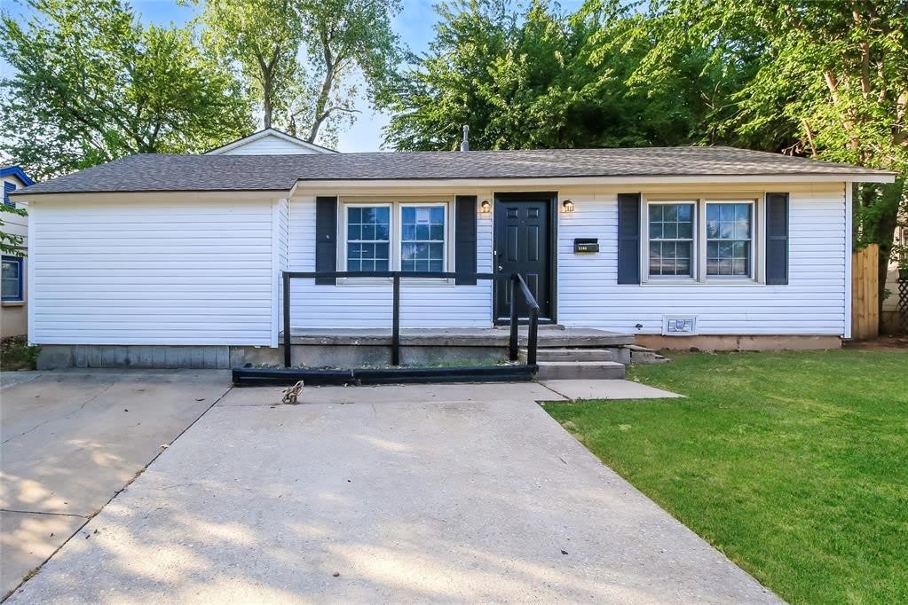 1105 S Locust Commons