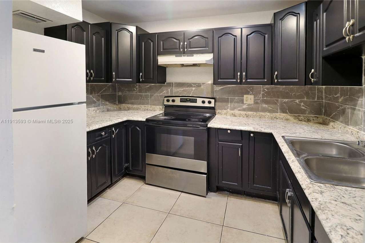 5975 NW 25th Court 213, Sunrise, FL 33313