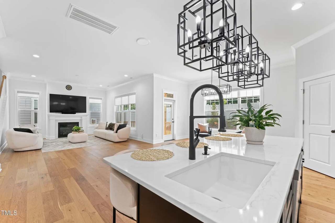 Room in 4 Bedroom Home at Kings Lake Way