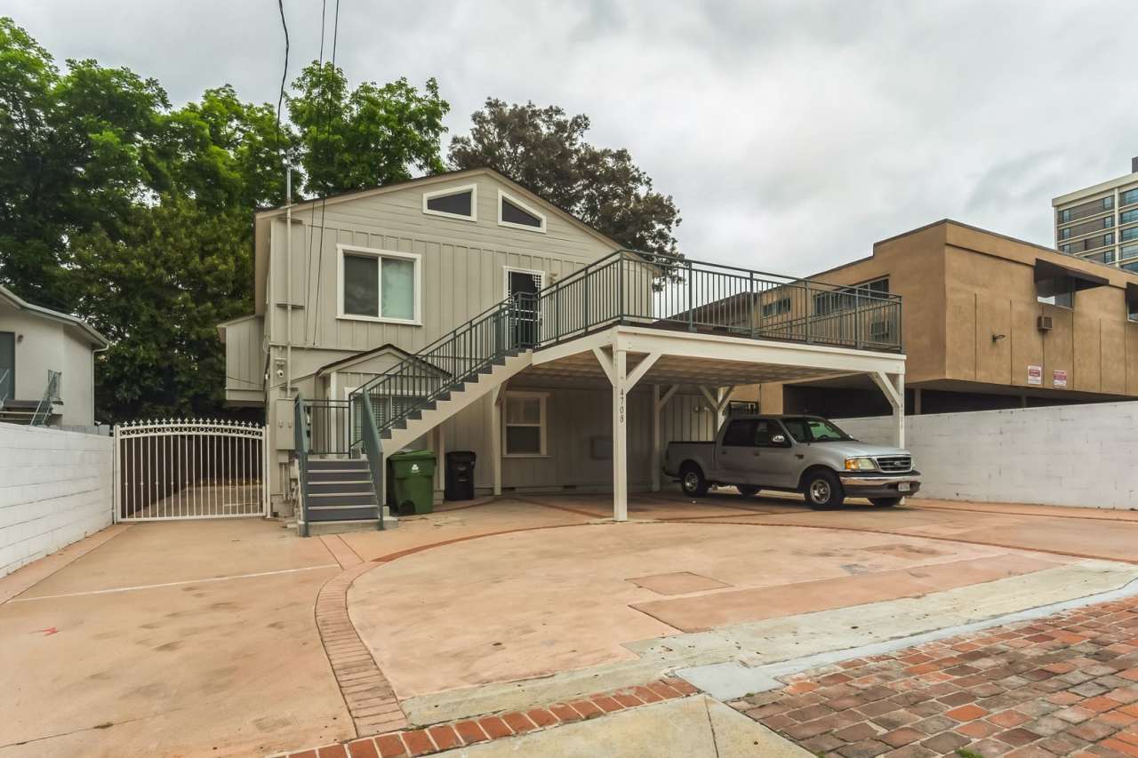 Beautiful 2 Bedroom, 2 Bathroom, Upper Unit in Sherman Oaks! Ready for Move-In!