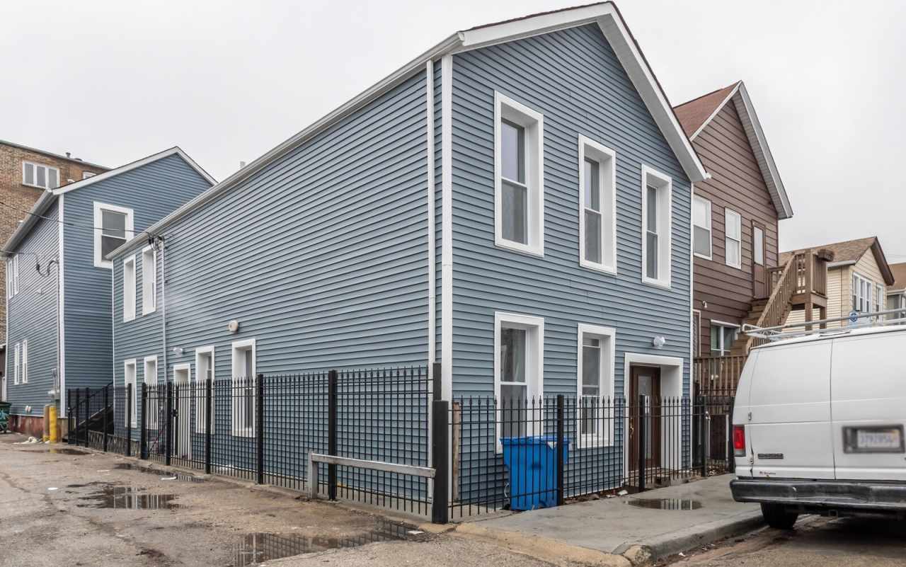 1013 W 18th Place unit: 2R