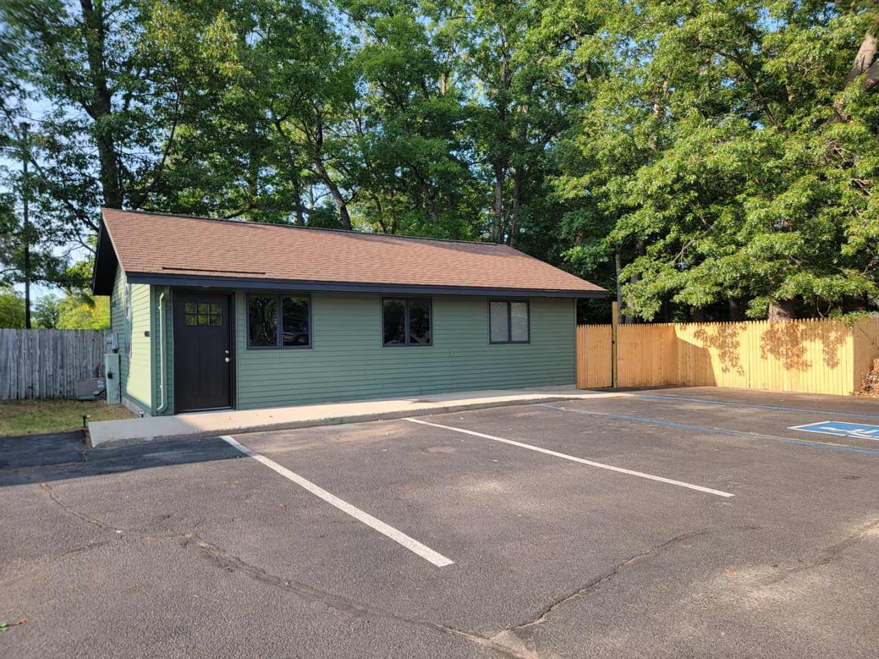 Newly renovated 2 Bed 1 Bath, PETS WELCOME, Section 8 Welcome. In TOWN!