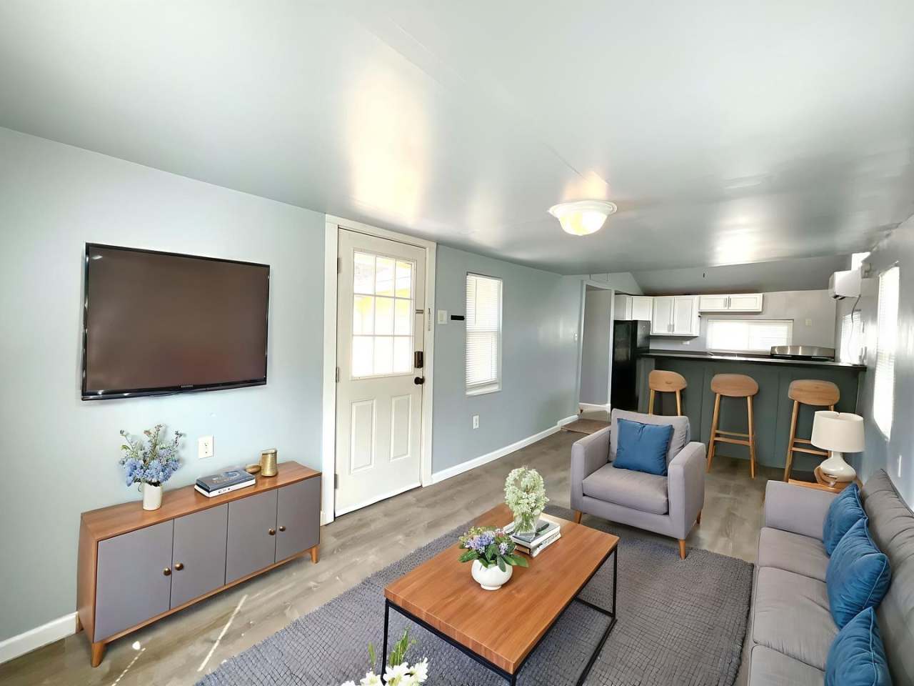 ALL BILLS PAID!! 1 Bedroom / 1 Bath Unit Near South Side Lions Park!