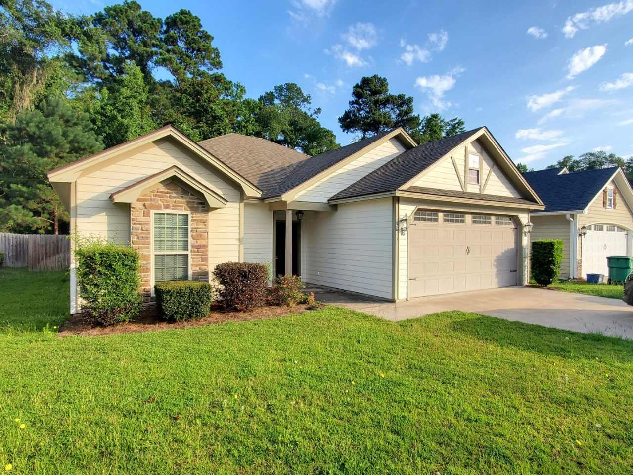 Modern Elegance in the Vineyards: 3-Bedroom Home with Granite Countertops, Wood Floors, and Privacy Fenc