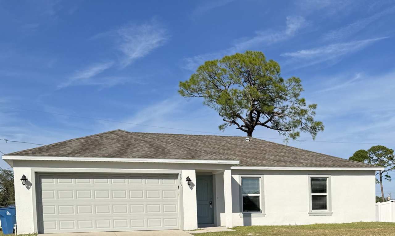 ****BEAUTIFUL 3/2 HOME IN PALM BAY