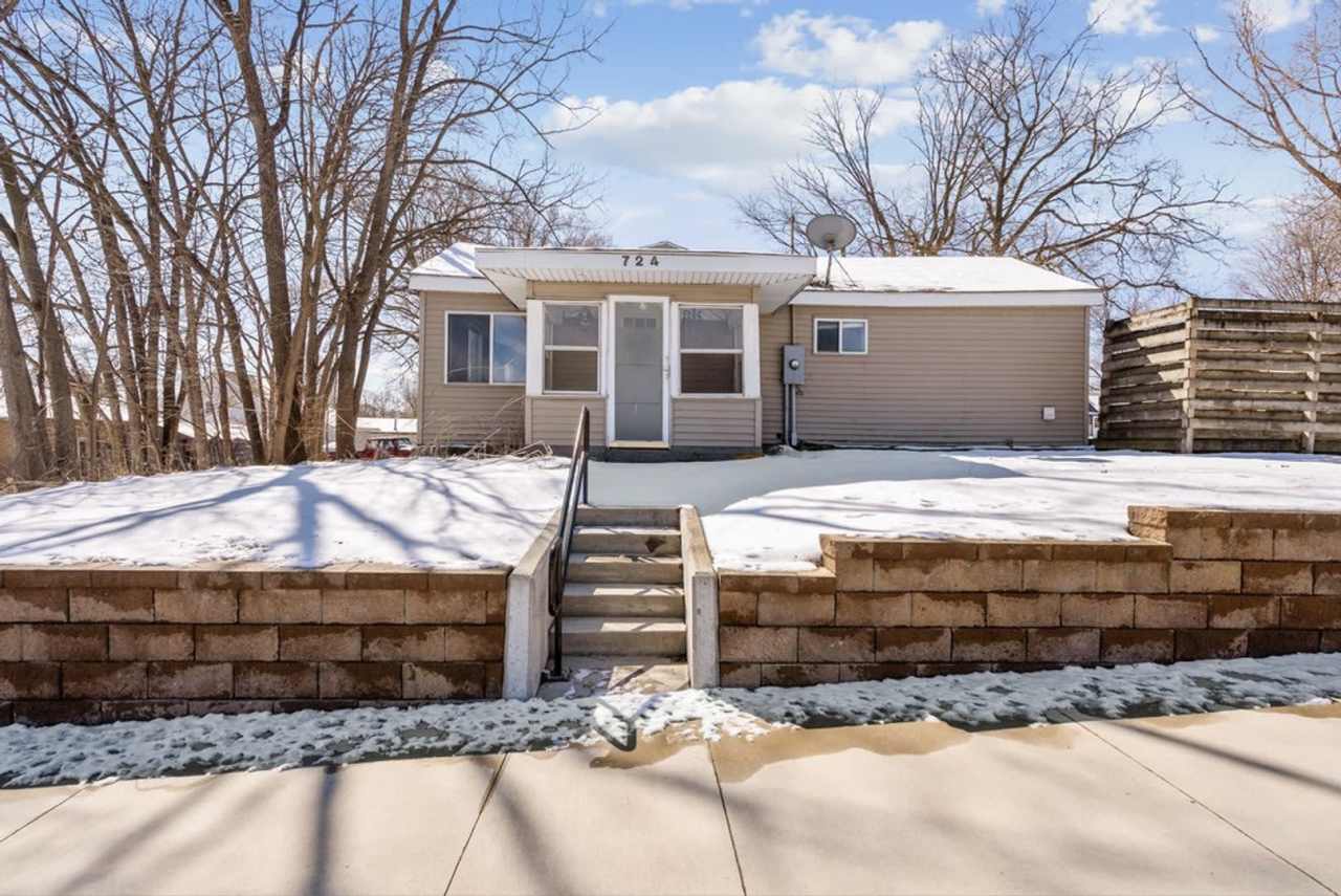 724 W 1st St - Cedar Falls