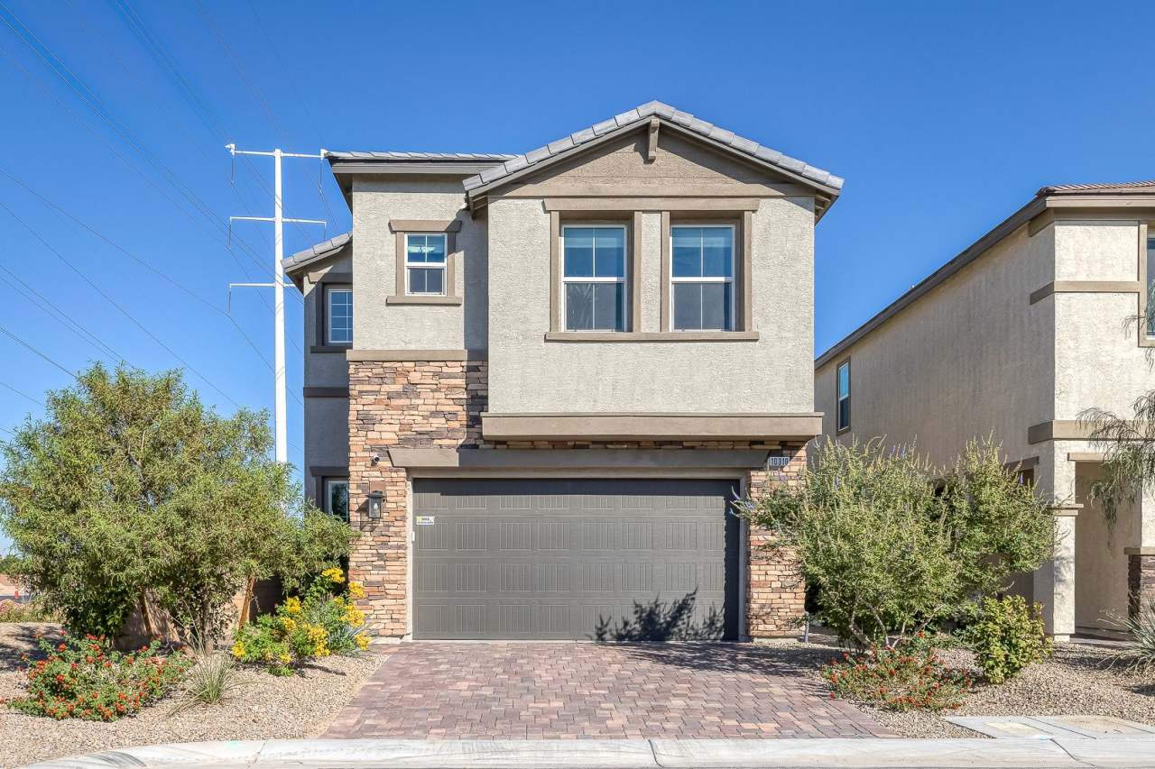 STUNNING FULLY FURNISHED 3 BEDROOMS 2.5 BATHROOMS WITH 2 CAR GARAGE SINGLE FAMILY HOME