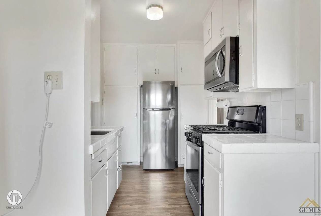 1 Bedroom Bungalow w/Garage!