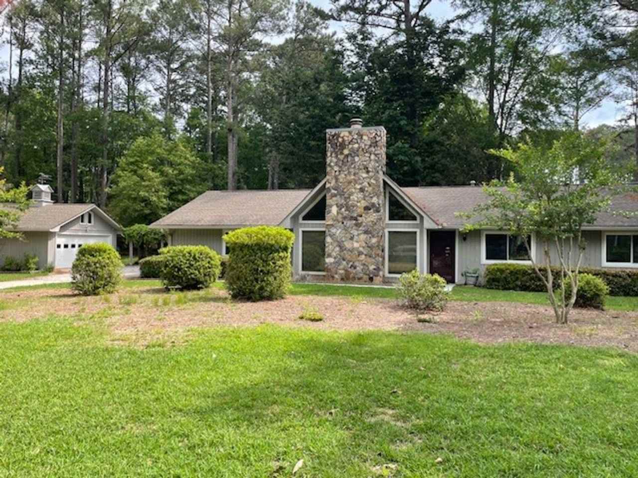 100 Sandown Drive - Available Now! 3 BDR and 2 BTH - Fayette County School!