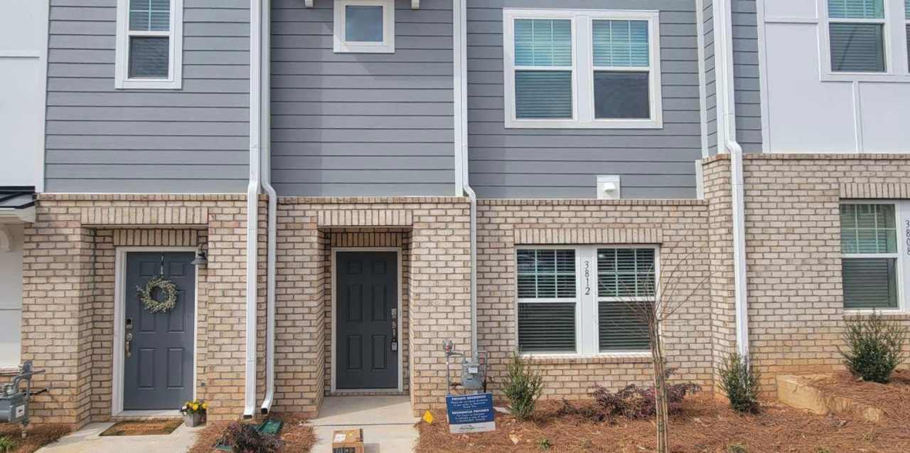 Room in 4 Bedroom Townhome at Memorial Pkwy
