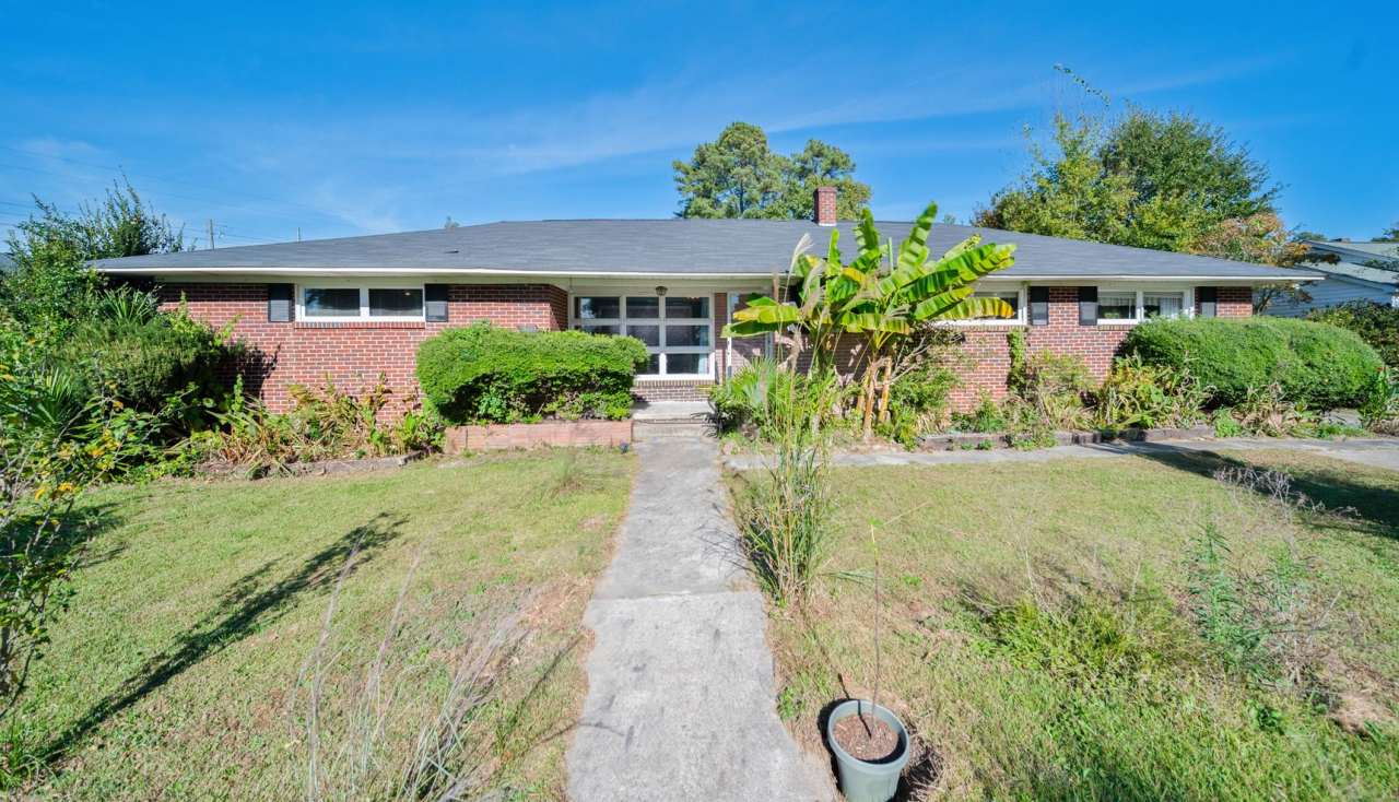 Cozy 4-Bedroom 2 bath home. MOVE -IN BY 12/31 AND RECEIVE HALF OFF FIRST MONTH'S RENT!!!!!!!