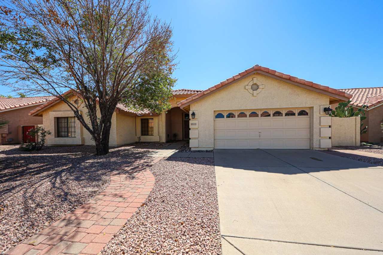 MOVE IN SPECIALS !! Welcome to this stunning 4-bedroom, 2-bathroom City of Tempe, AZ!!