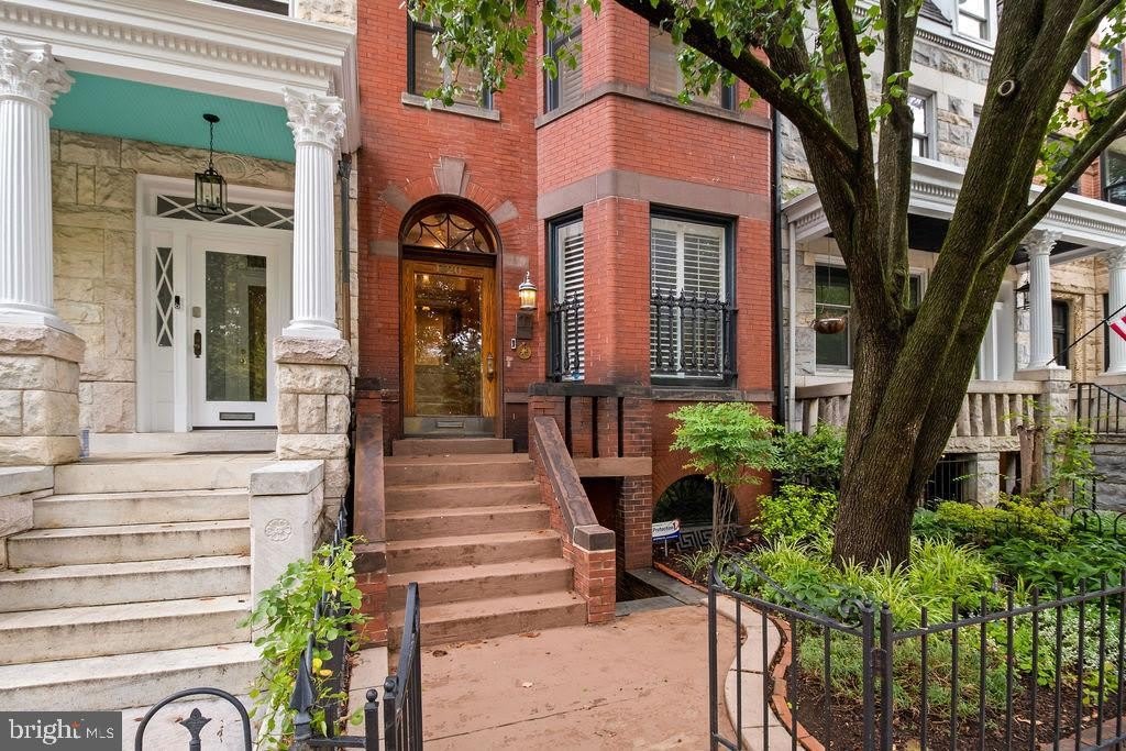 1120 E CAPITOL Street NE