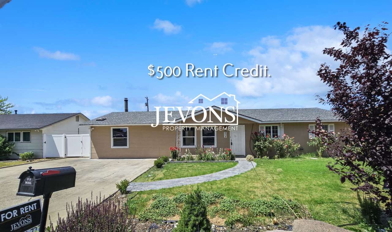 $500 Rent Credit | Spacious 4-bedroom home with fenced backyard and washer/dryer – Minutes from Yakima Valley College!