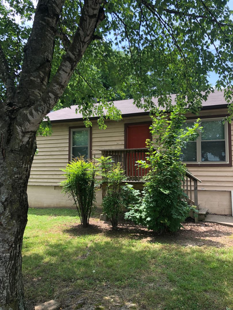 Cozy 4 Bed 2 Bath Home just off the west side of U of A Campus