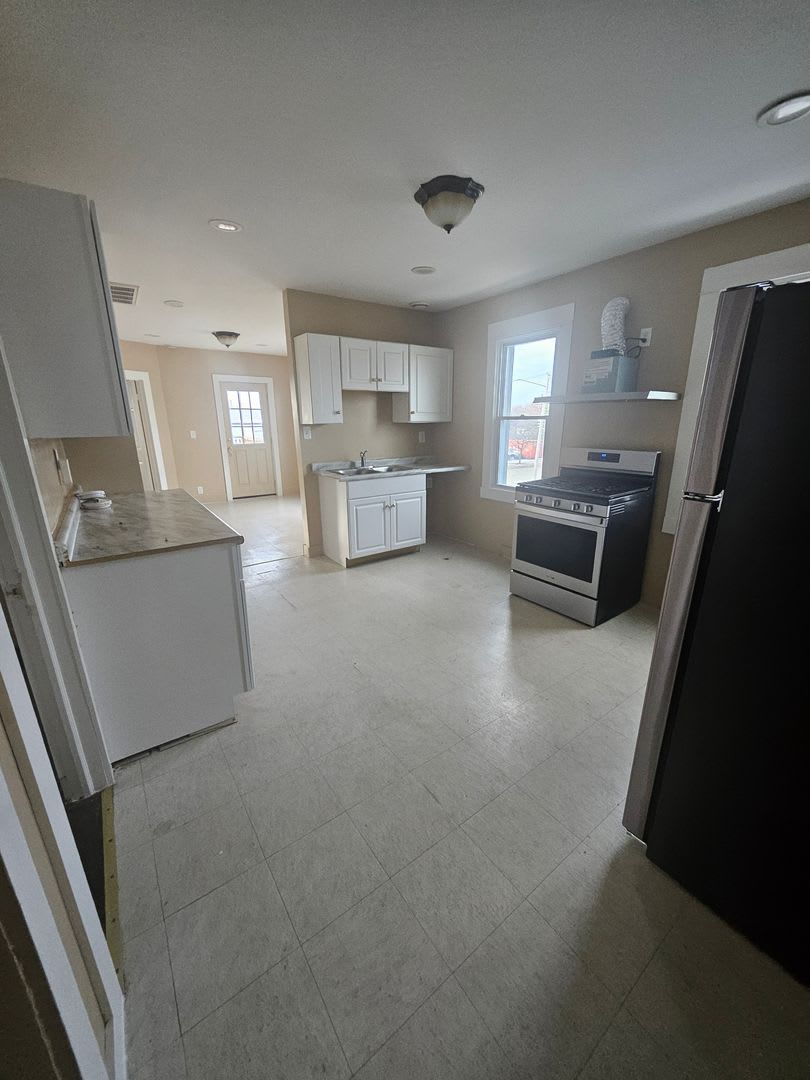 Upper 3 bedroom unit west side