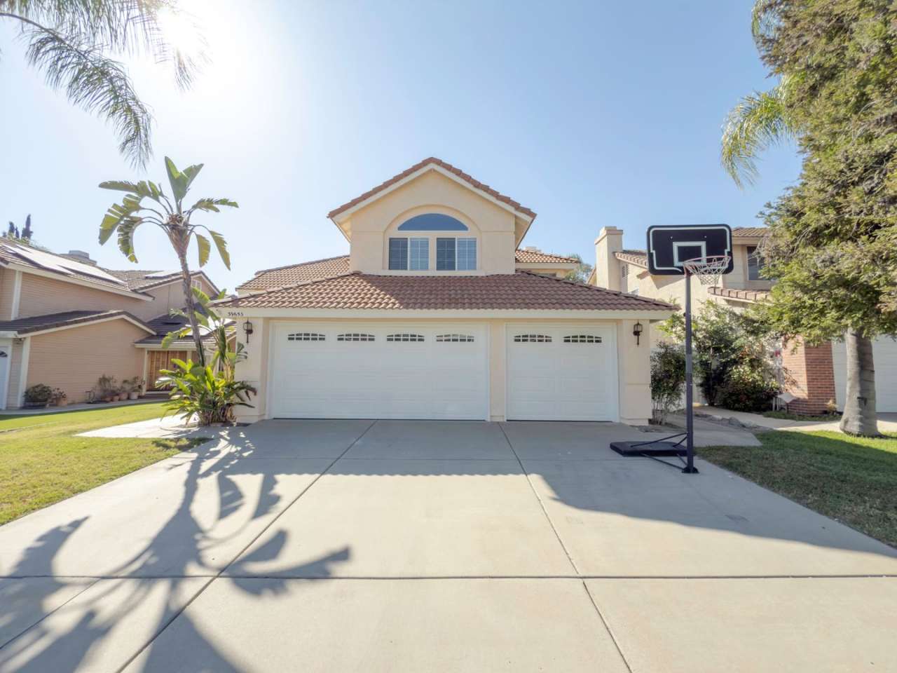 4 BEDROOM / 3 CAR GARAGE MURRIETA HOME FOR RENT W/ FULL BED + BATH DOWNSTAIRS!
