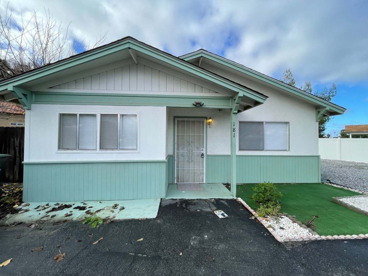 Cozy Two Bedroom One Bathroom Cottage Home in Hemet!