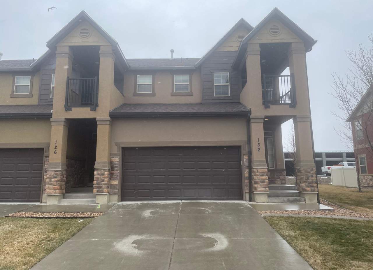 Huge End-Unit Townhouse in Saratoga Springs!