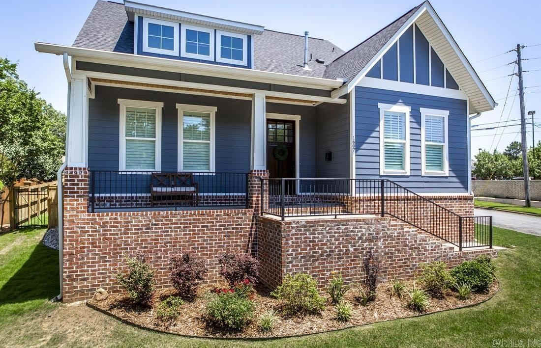 1607 N University Avenue