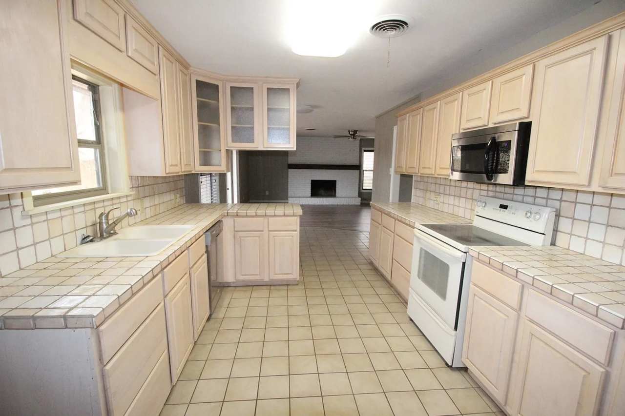 4 bedroom 3 bathroom house in prime location!