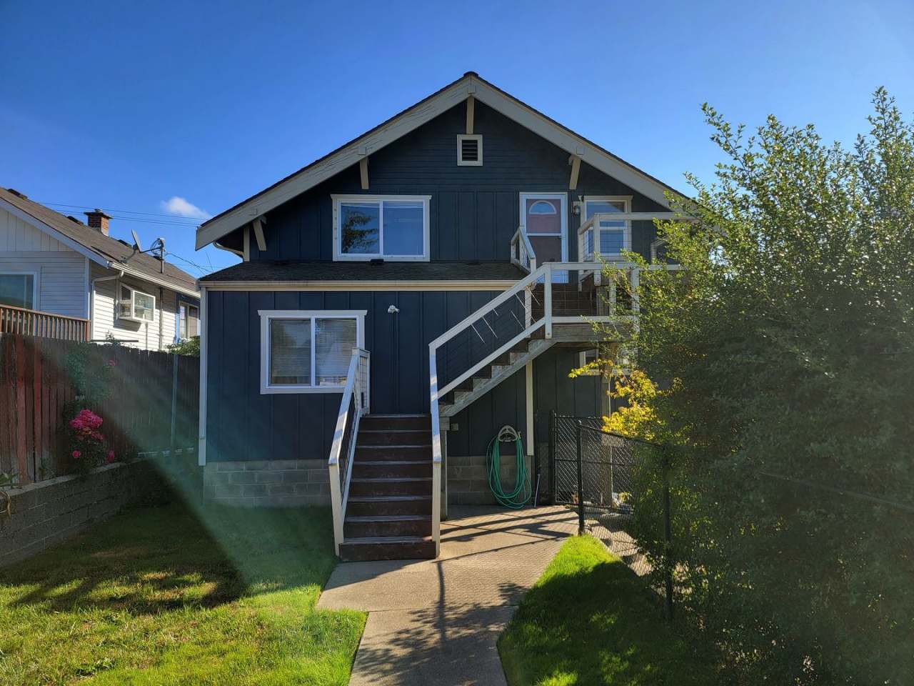 Bright and cheery 2 bed top level apartment in convenient Bremerton location