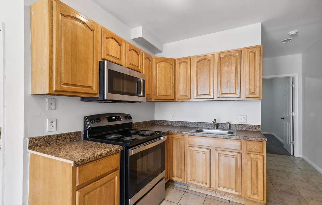 Updated 6-Bedroom/3-Bathroom Townhouse Near Temple University! Available mid-June!