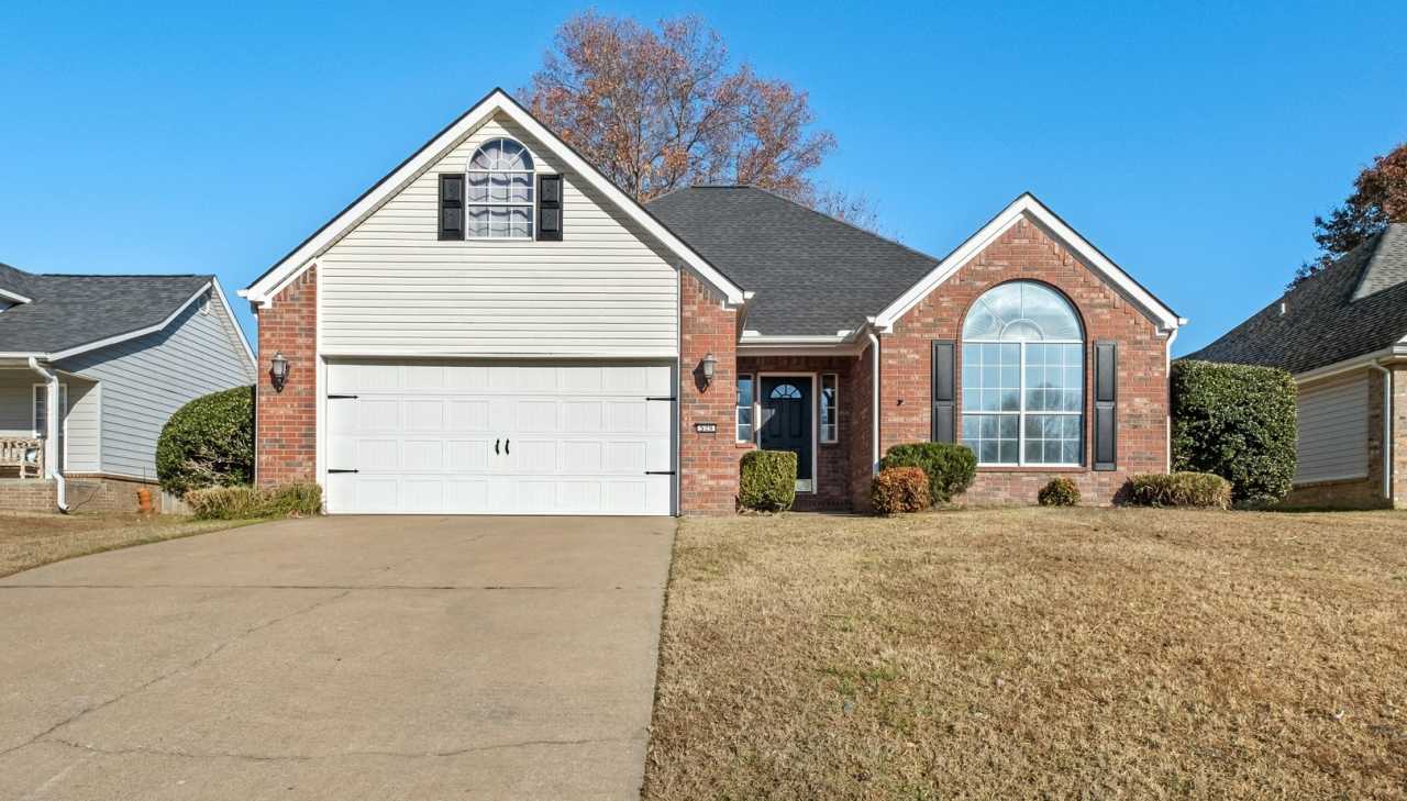 Cozy 3-Bedroom Home with Fireplace, Pergola!