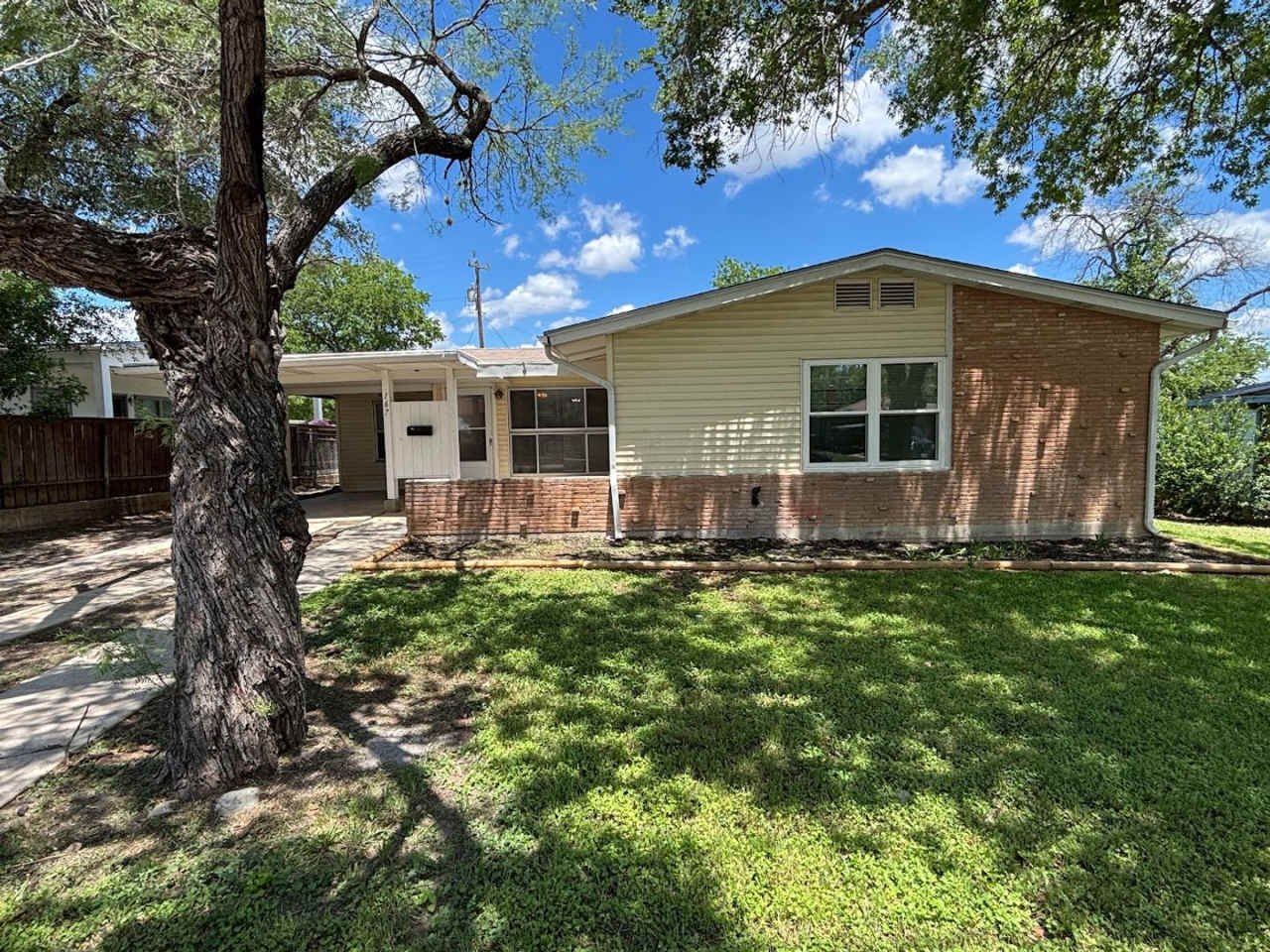 Centrally located cute single story In Green Hill Village! North East ISD