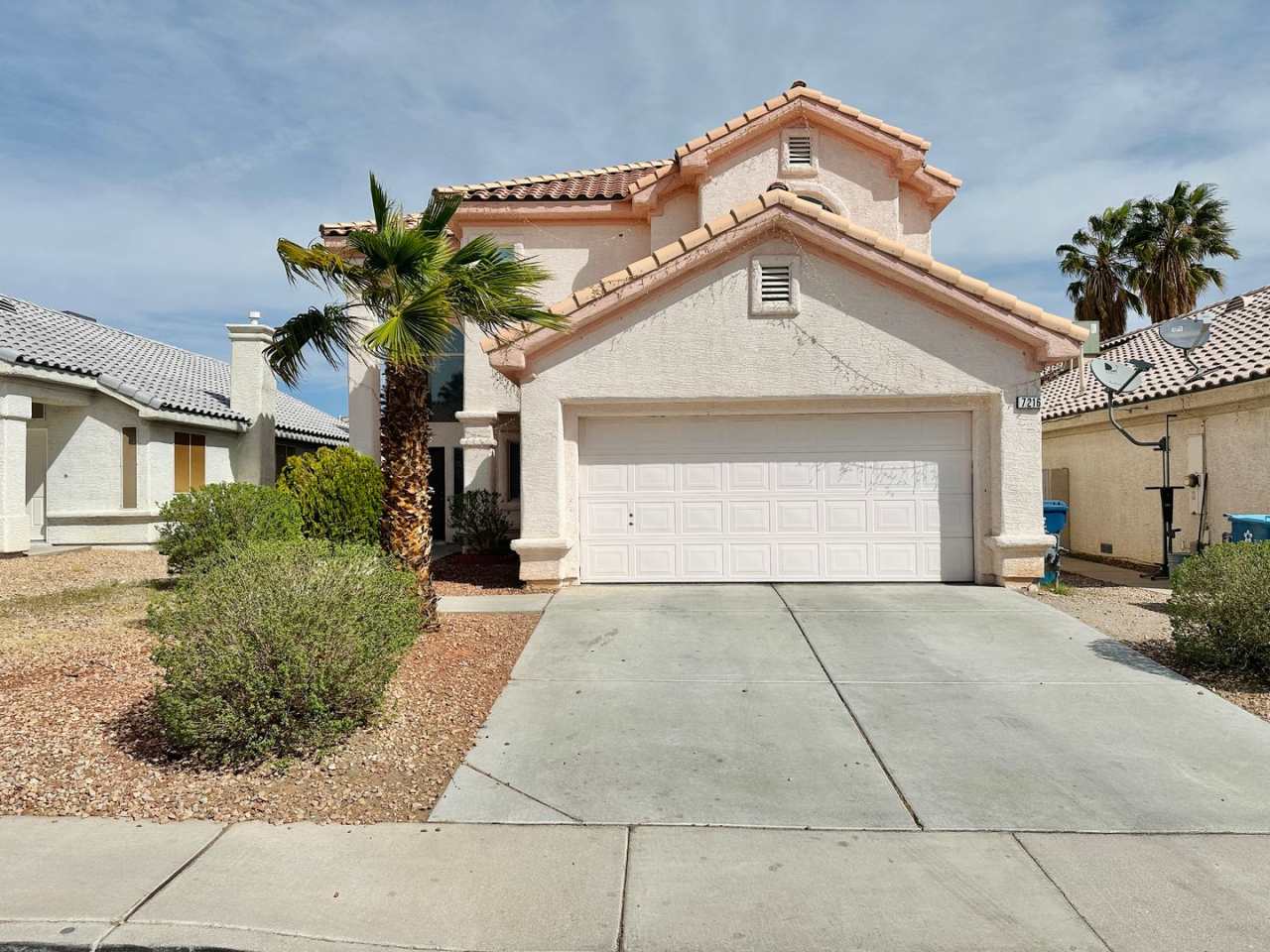 2 STORY HOUSE WITH POOL AND SPA, 4 BEDROOMS 3 BATH, 1 DEN, ALL MAJOR APPLIANCES INCLUDED.LOCATED NEAR SCHOOLS AND SHOPPING CENTERS.