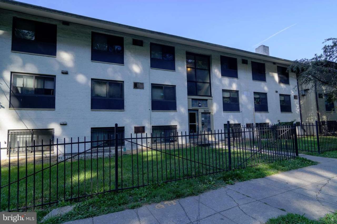 Beautiful 2 Bedroom 1 Bath Condo Conveniently Located