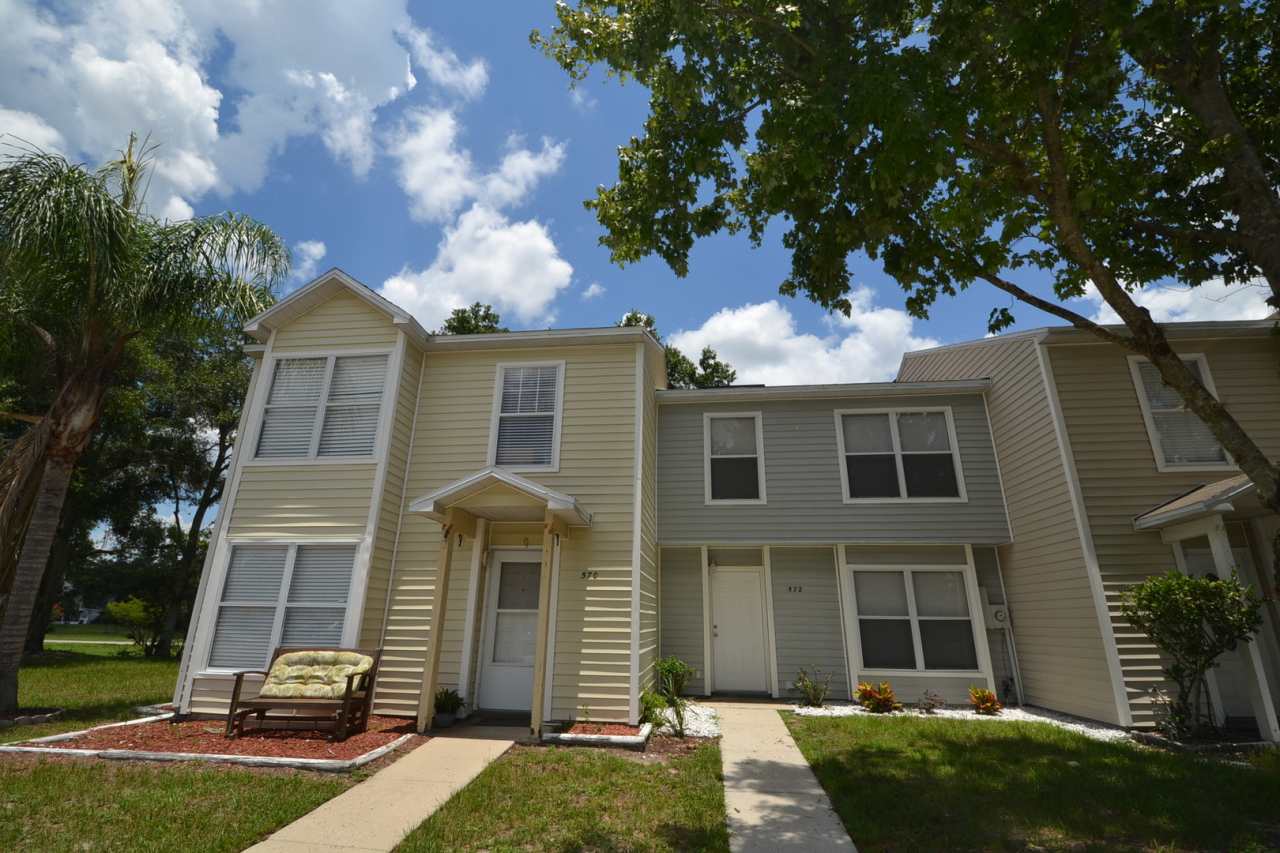 Winter Springs Townhome ~ 2 Beds 2.5 Baths ~ Updated flooring, kitchen, baths!