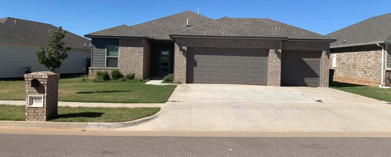 Very Nice 4 Bedroom 2 Bath Home in Yukon Schools
