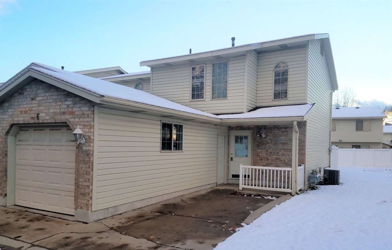 Layton 3 Bed Townhome with Garage  Fenced Yard – 2 Weeks Free!