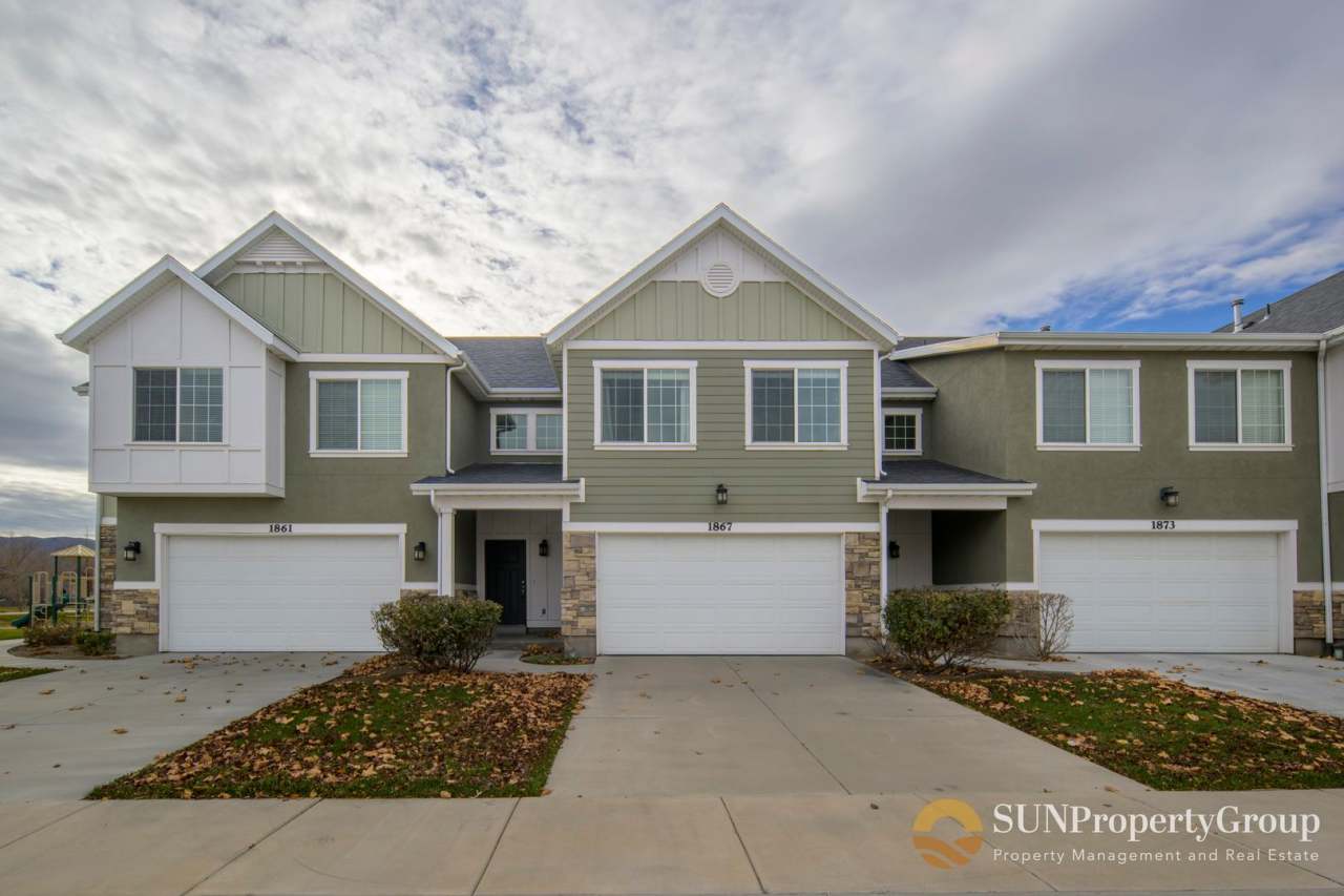 Stunning Townhome In Desirable Riverton Area