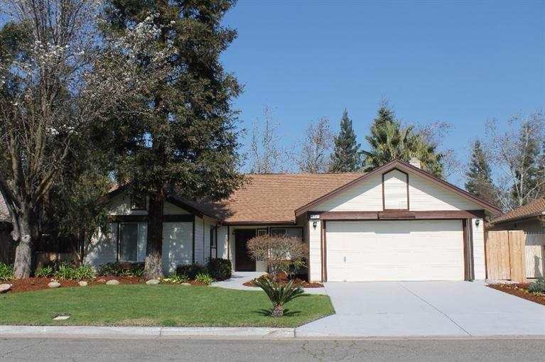 Excellent home with nice amenities located at Woodward Lake in NE Fresno, Close to shopping, Woodward park and schools!