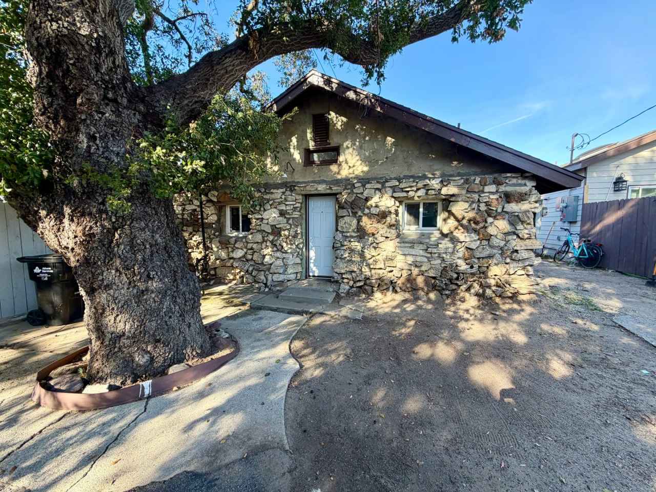 Beautifully updated 1 bed 1 bath in Thousand Oaks! All utilities included
