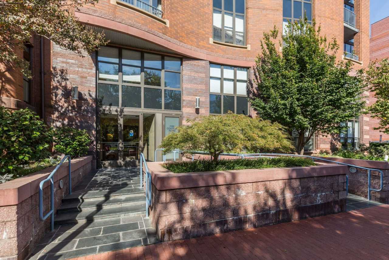 Logan Circle One Bedroom Plus Den W/Front Desk, Secured Entry, Pets Welcome,  More!