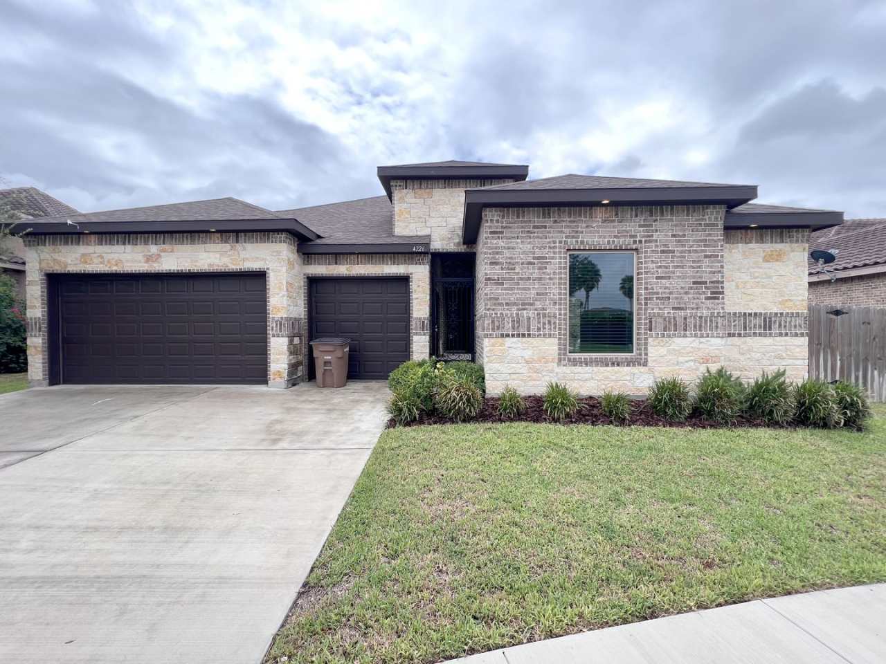 Beautiful 4bed/ 3.5bath and 3 car garage home in Edinburg!