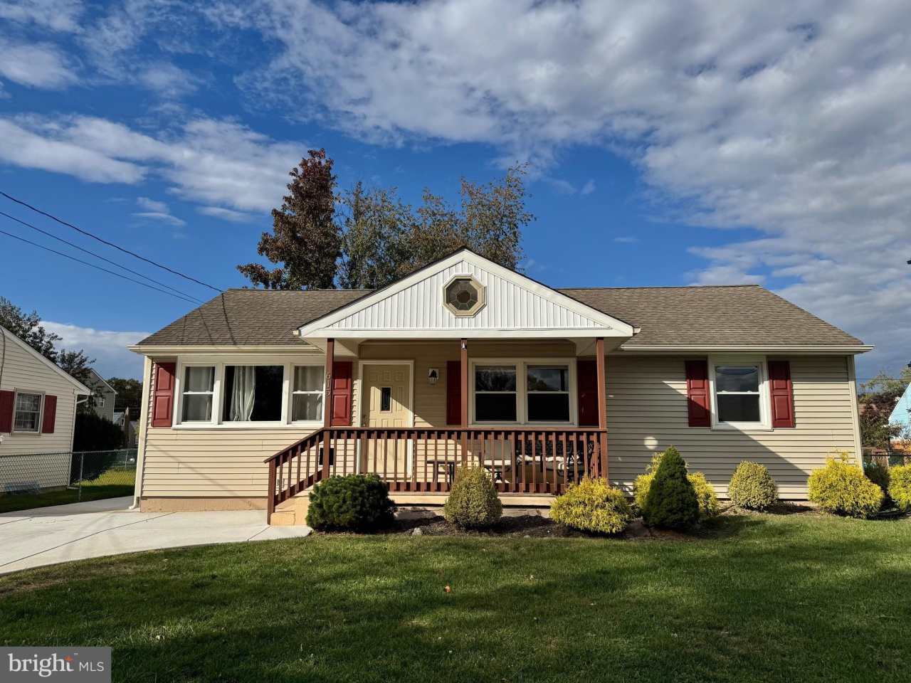 615 W JACKSON Avenue