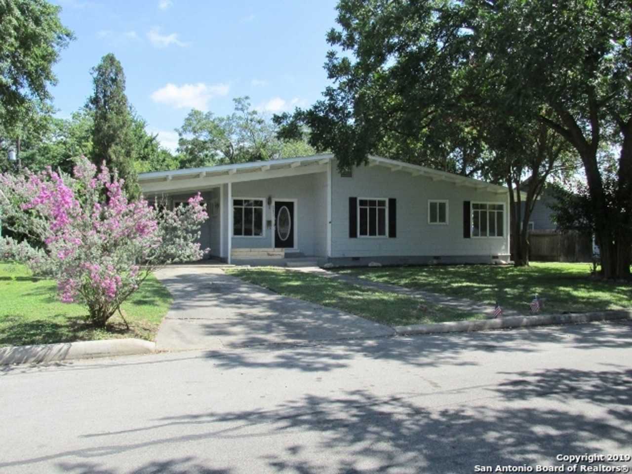 SPACIOUS HOME IN TERRELL HILLS