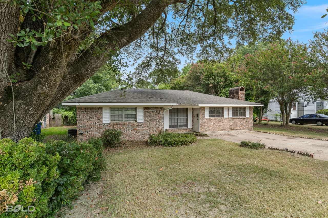 3 Bedroom 2 bath Brick Home!