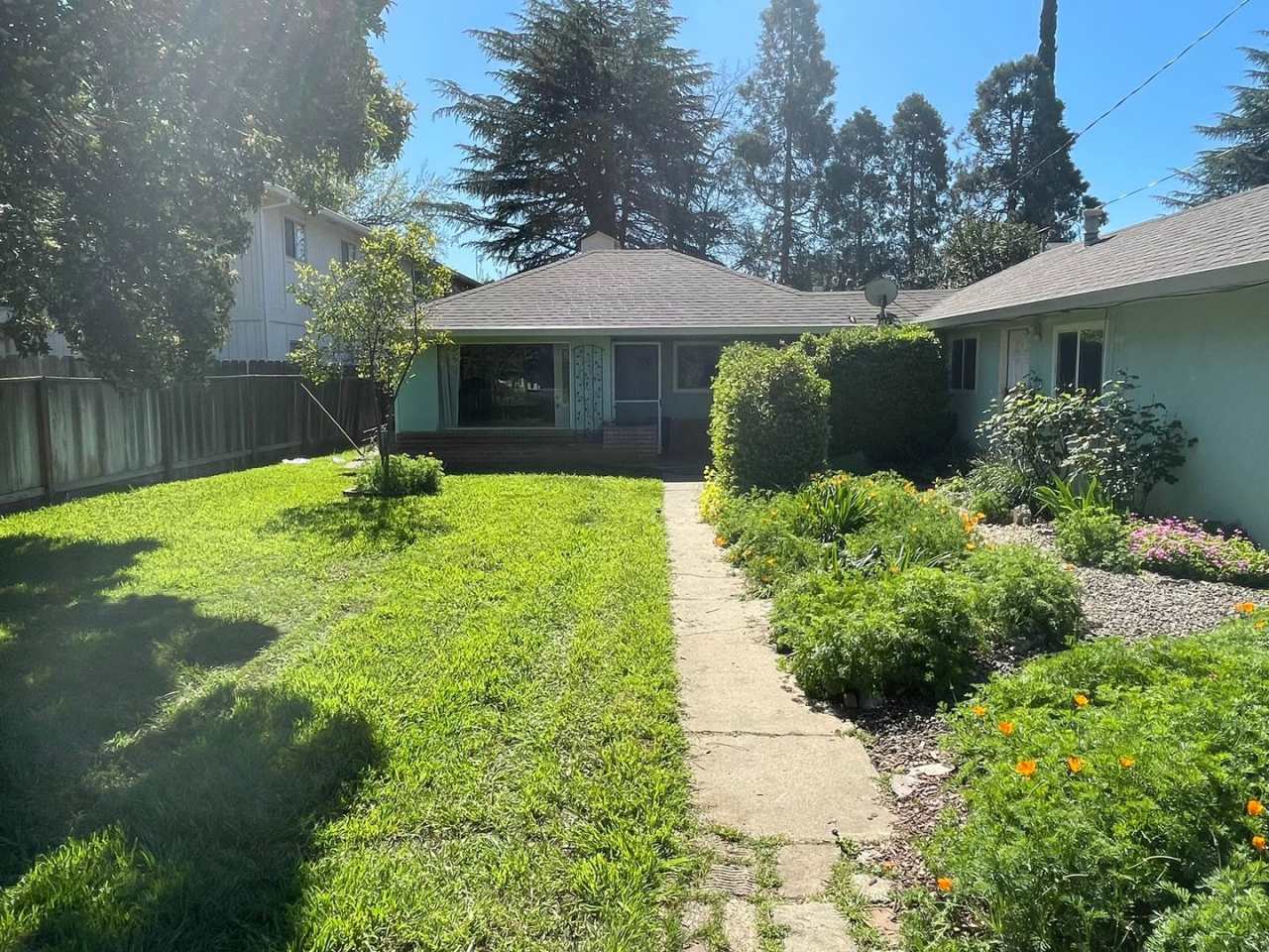 Available Now! Beautiful 3/1 with Large Front Yard