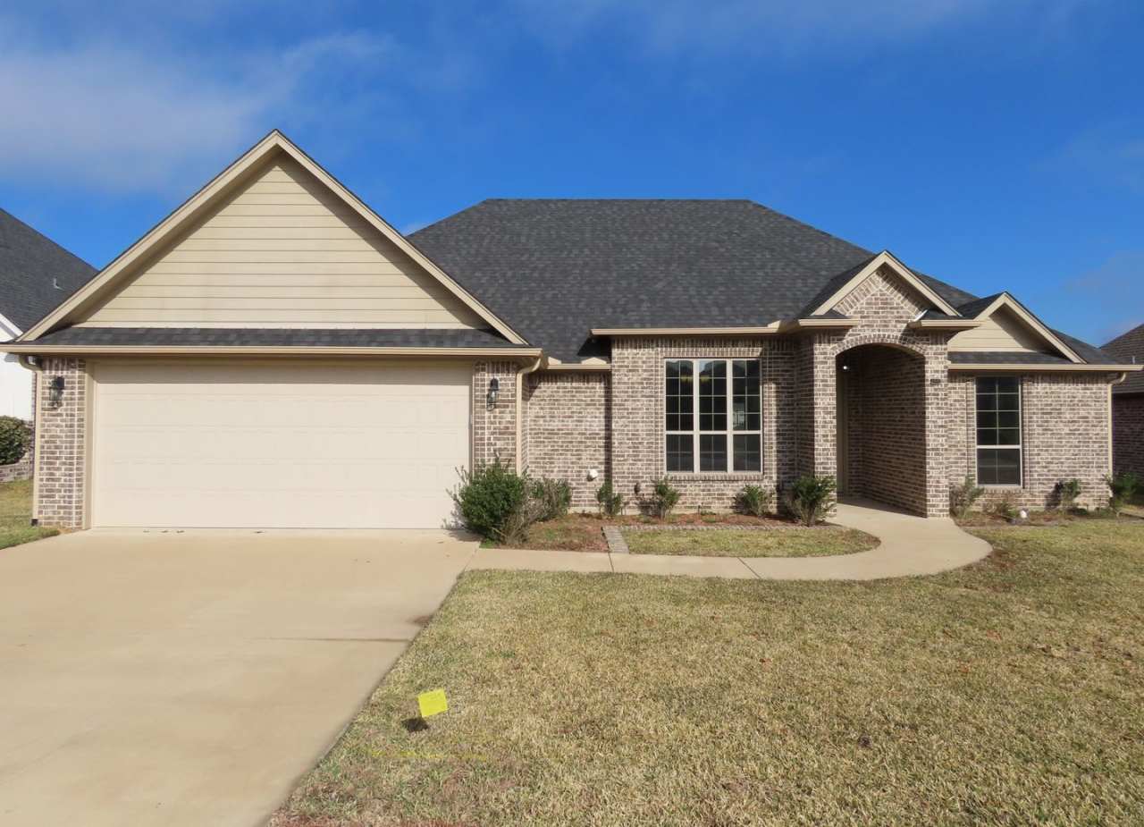Gorgeous 3 Bedroom, 2 Bath Home in South Tyler! Tyler ISD: Jack Elementary