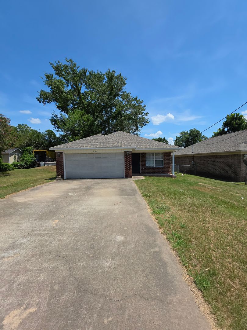 1006 N Greenwich Ave