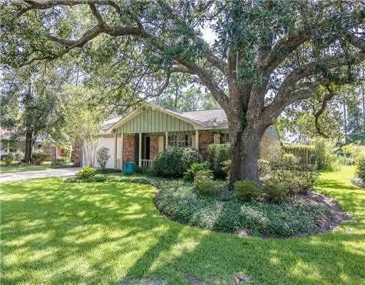 OCEAN SPRINGS - BEAUTIFUL HOME WITH POOL. AND SPACE FOR ENTERTAINING!