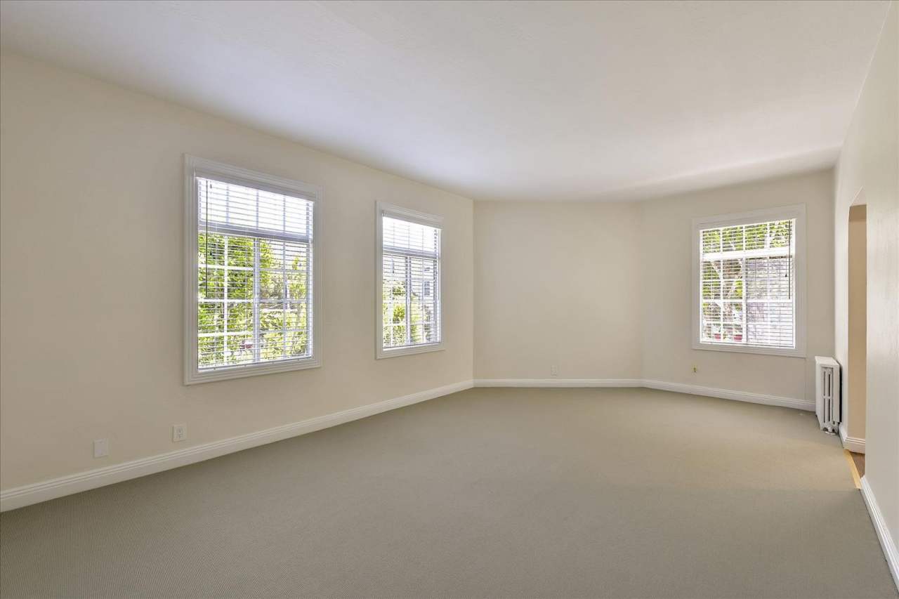 Spacious TOP FLOOR 1-Bedroom Apartment in Heart of Lower Pac Heights, No Laundry on-site