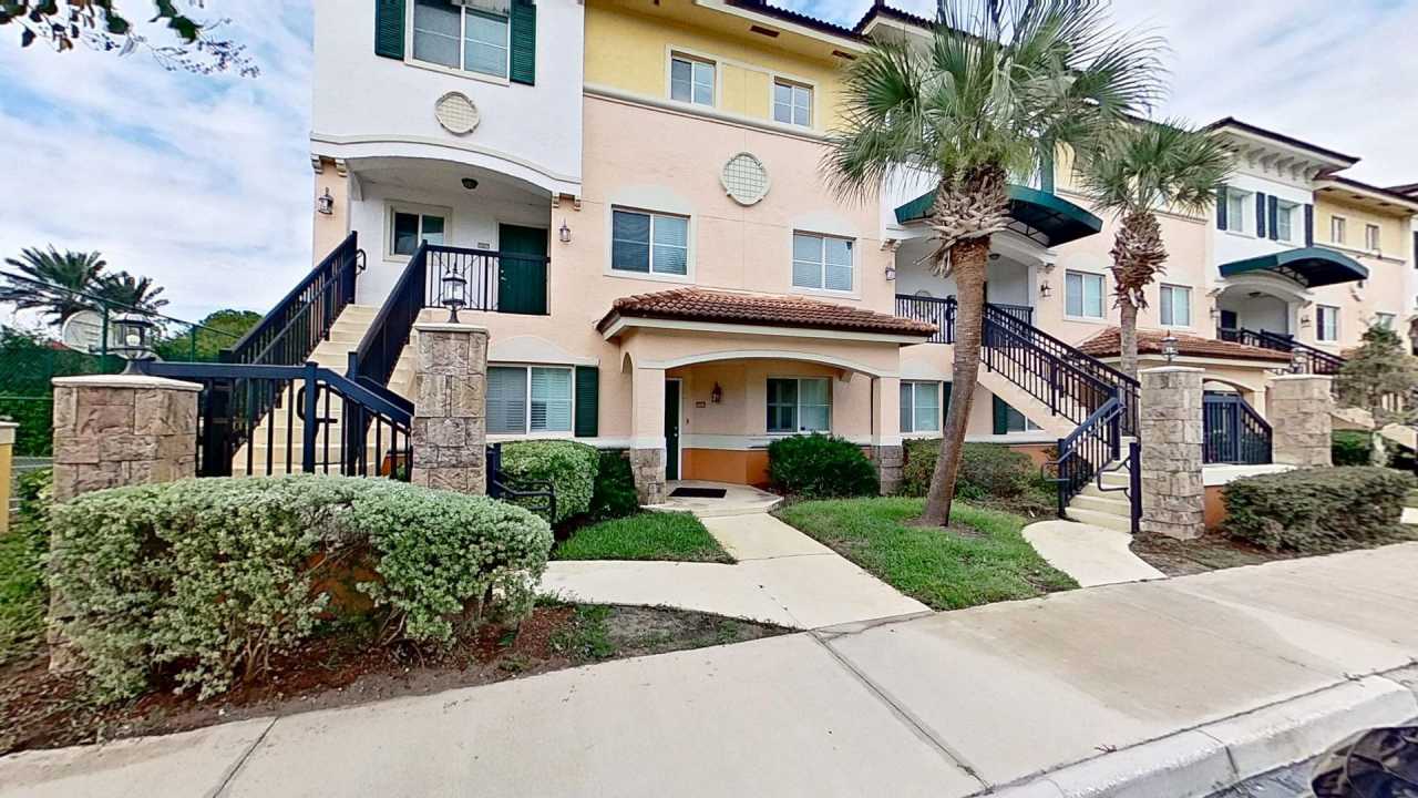 Beautiful Townhouse Style Apartment available in Villagio